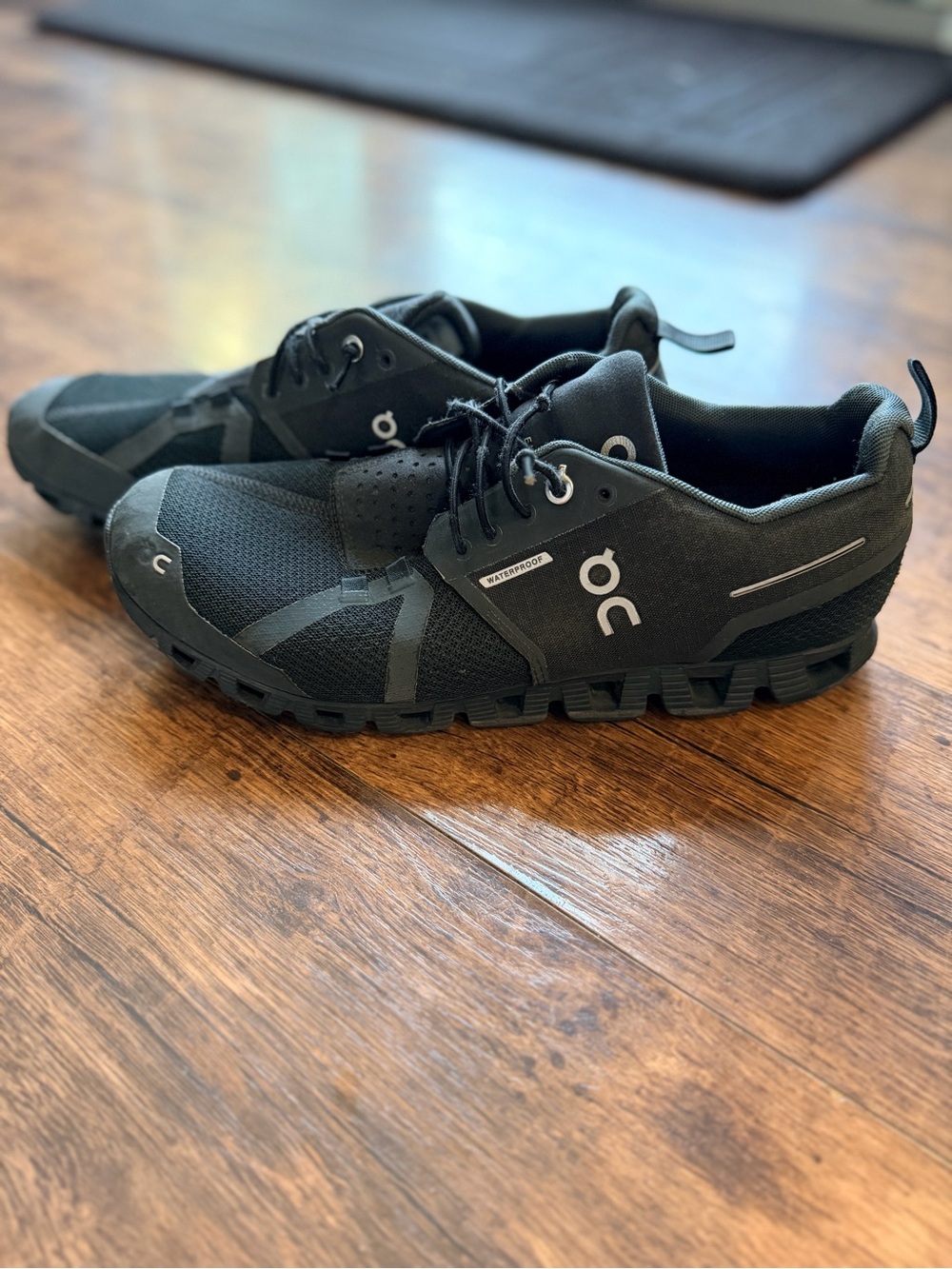 On Cloud Waterproof Men’s 8 Black Running Walking Sneakers Swiss Engineer